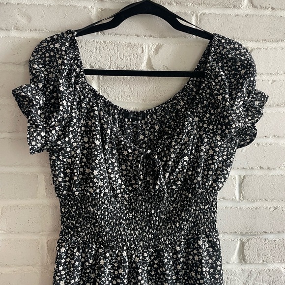 Love Tree Floral Shorts Romper, Size Medium. - Picture 3 of 8